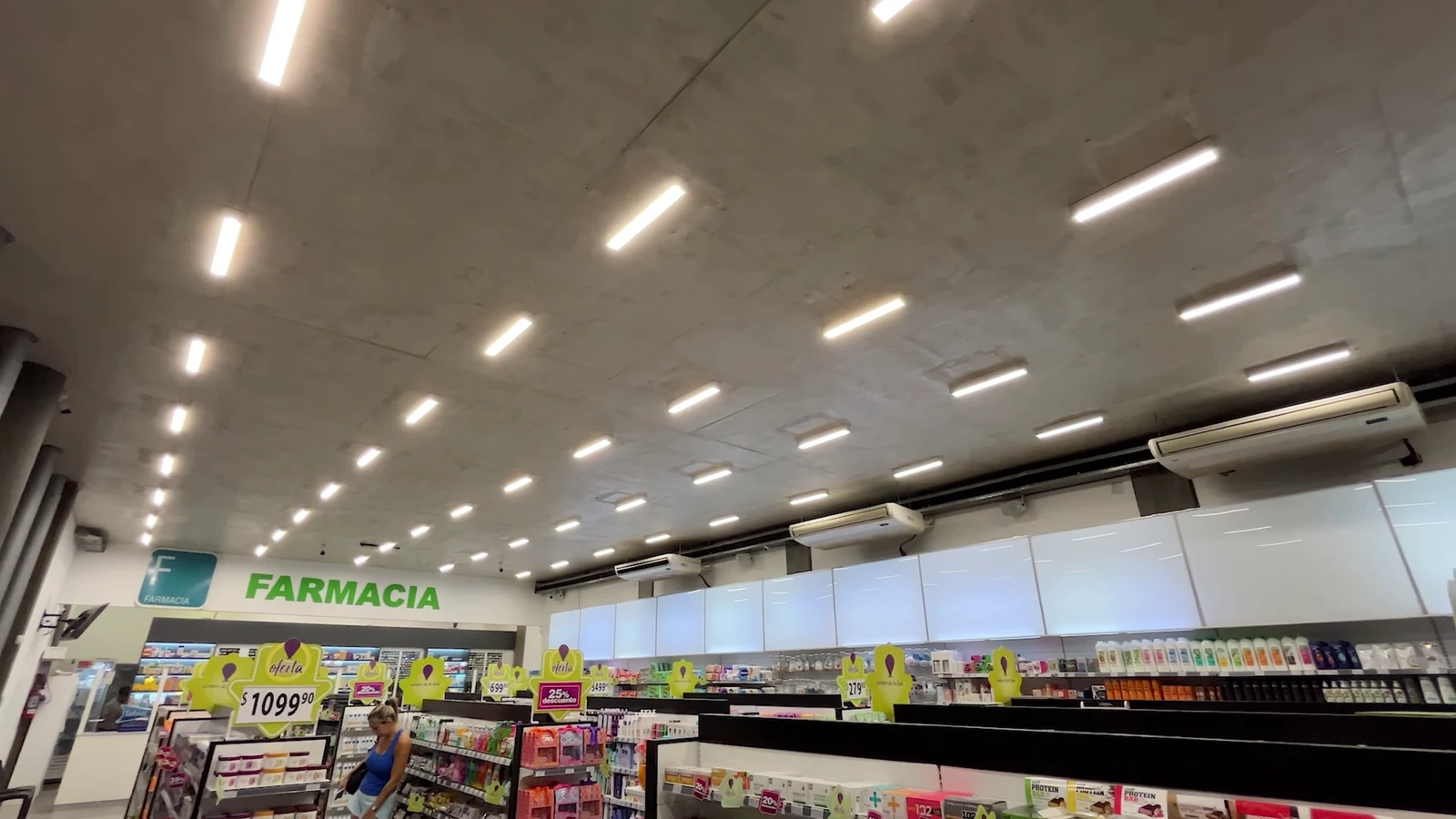 Farmacia iluminada con luminarias LED Luctron