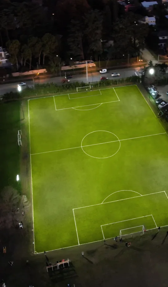 Cancha deportiva iluminada con luminarias LED