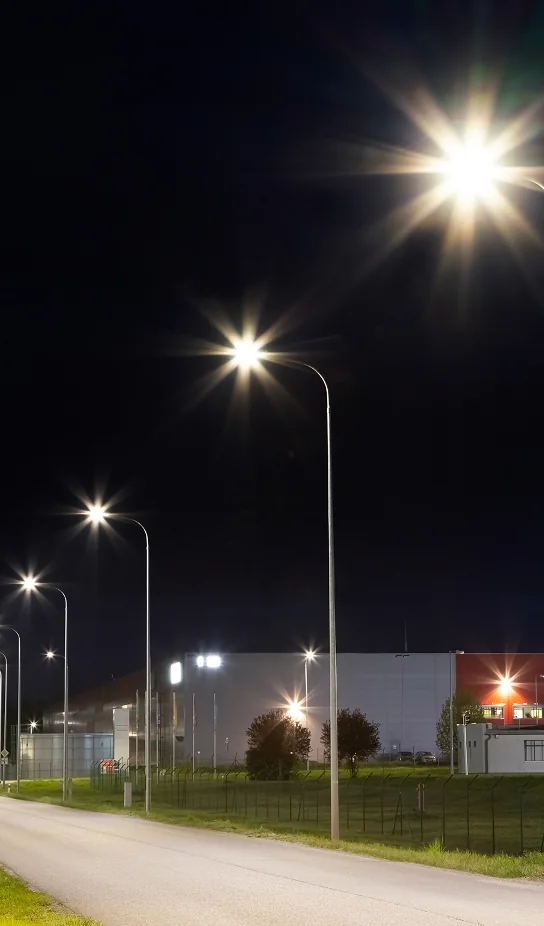 Calle y exteriores iluminados con luminarias LED