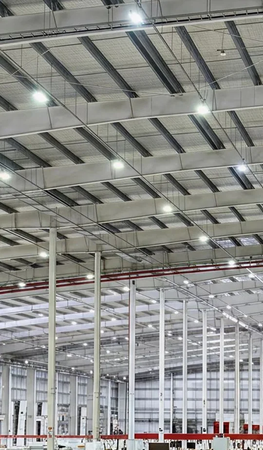 Nave industrial iluminada con luminarias LED