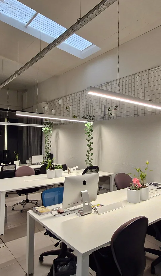 Oficina con luminarias LED